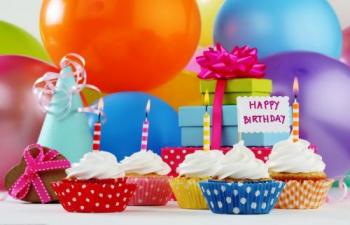 Открытка с подарками, шариками и кексами на день рождения
