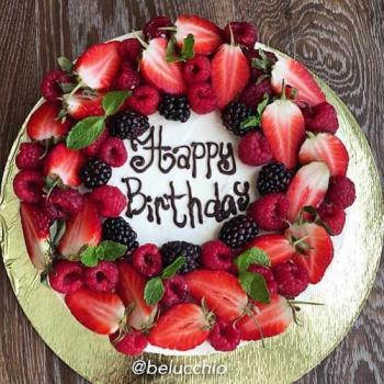 Открытка с красивым тортом в день рождения - Happy Birthday