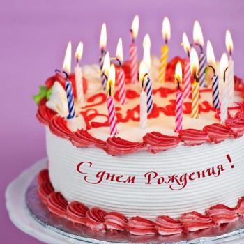 Открытка с огромным тортом и свечами в день рождения